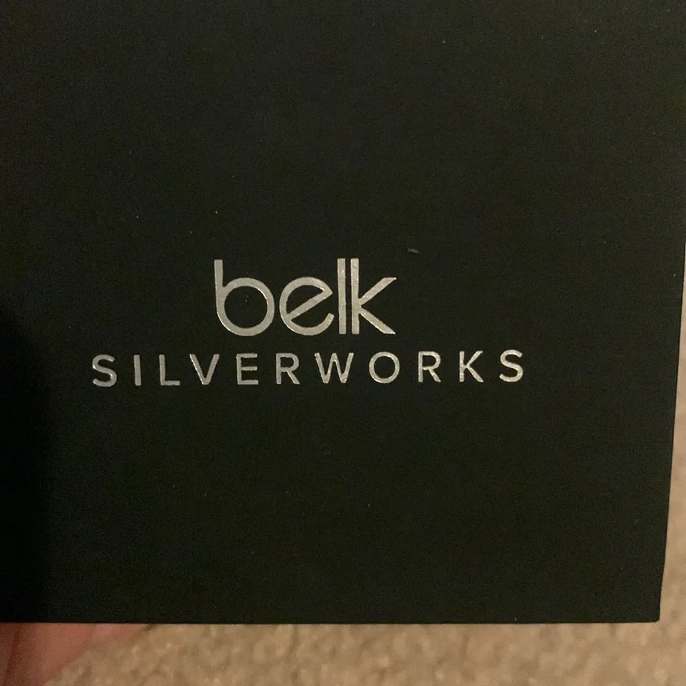 Brand new, never taken out of the box, silver plated locket with an engraved C. - Picture 3 of 4